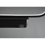 Czarny kinkiet łazienkowy Gianni LED IP44, długość 60 cm, z prostokątną podstawą i białym kloszem. W dolnej części znajduje się włącznik w formie przycisku. Produkt umieszczony na jednolitym tle, widoczny z boku.