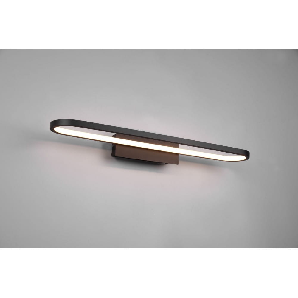 Czarny kinkiet łazienkowy Gianni LED IP44 o długości 60 cm i mocy 22W. Posiada prostą, podłużną konstrukcję z wbudowanym źródłem światła, zamontowany na ścianie. Użyty materiał ma matową fakturę, a tło jest jasne, co podkreśla jego elegancki design.