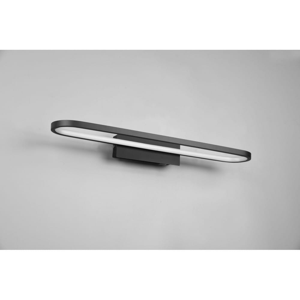 Czarny kinkiet łazienkowy Gianni LED IP44 o wymiarach L60/22W, montowany na ścianie. Posiada prostokątną, płaską obudowę z matowego metalu oraz wbudowane oświetlenie LED w białej oprawie. Produkt idealny do stref wilgotnych.
