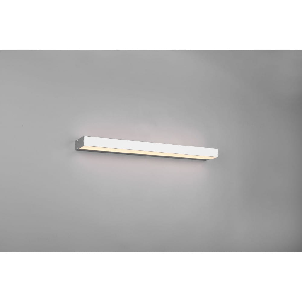 Kinkiet Rocco LED IP44, długość 60 cm, moc 8W, w kolorze chromu, prostokątny, montowany na ścianie, emituje ciepłe białe światło, z widoczną przezroczystą osłoną, na jednolitym szarym tle.