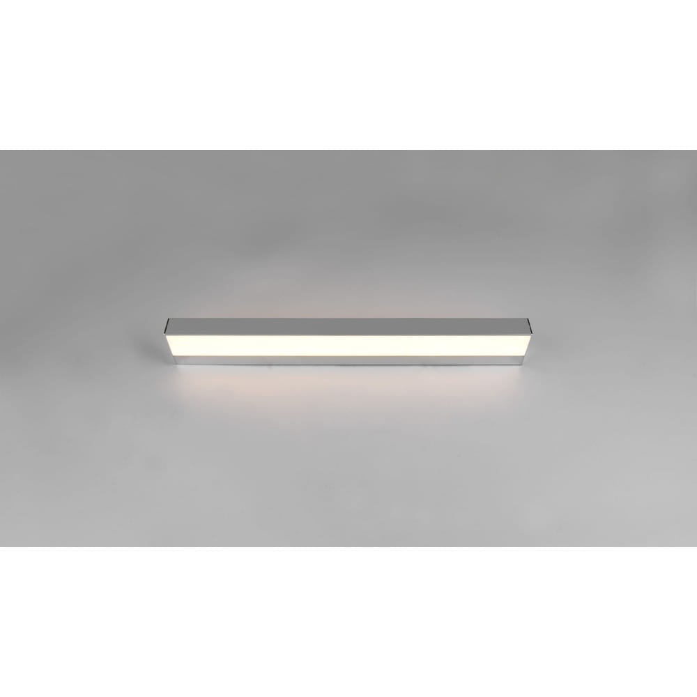 Kinkiet LED Rocco w kolorze chromu, długość 60 cm, moc 8W, prostokątny kształt z białym, matowym kloszem. Montowany na ścianie, w ujęciu z góry na gładkim tle. Ochrona IP44, idealny do łazienek lub stref wilgotnych.