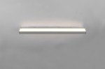 Kinkiet LED Rocco w chromowanej obudowie, o długości 90 cm i mocy 13W. Prosta, prostokątna forma z białym, rozproszonym światłem. Zamontowany na gładkiej, szarej ścianie. Ochrona IP44 sprawia, że idealny do łazienki lub innych wilgotnych pomieszczeń.