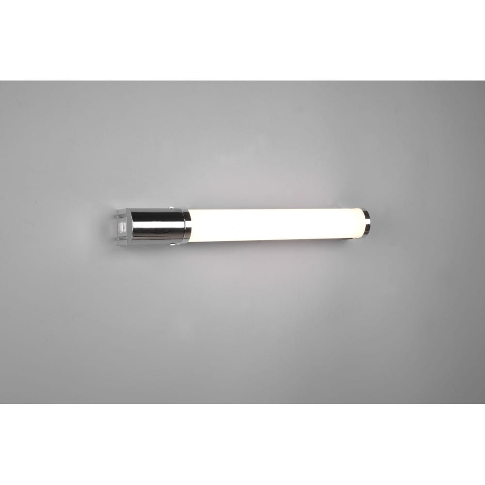 Piera LED kinkiet z gniazdkiem wtykowym IP44, w kolorze chromu, o długości 41 cm i mocy 8W. Lampa w formie prostokątnej tuby z białym, matowym kloszem, zamontowana na szarej ścianie. Widoczna końcówka gniazdka z boku.