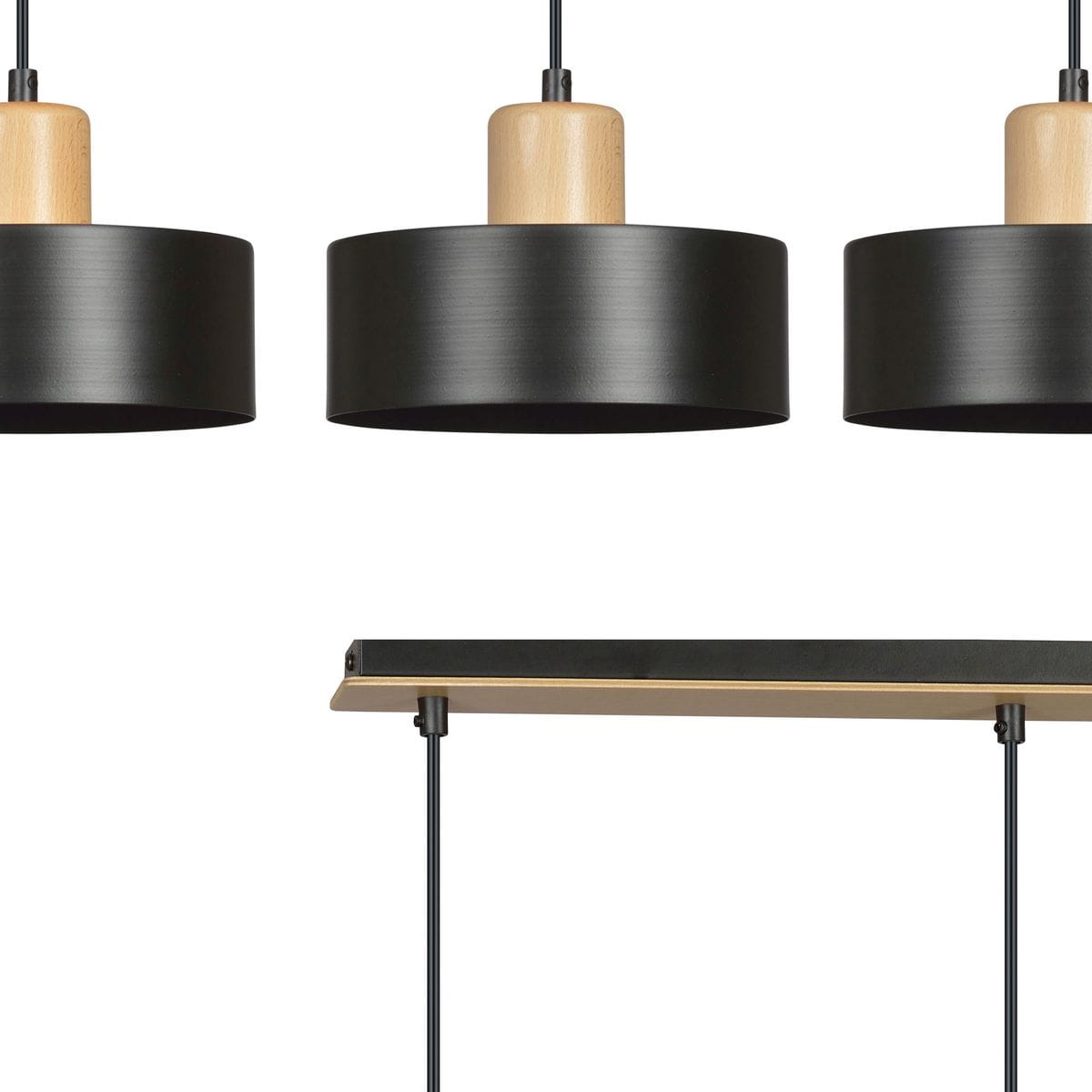 Lampa wisząca Torin 3-punktowa, czarna, z trzema okrągłymi kloszami z metalu, zakończona drewnianymi elementami. Ułożona poziomo, z metalową listwą na górze, zawieszona na cienkich linkach. Tło białe, podkreślające elegancki design.