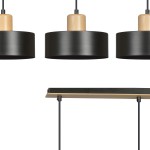 Lampa wisząca Torin 3-punktowa, czarna, z trzema okrągłymi kloszami z metalu, zakończona drewnianymi elementami. Ułożona poziomo, z metalową listwą na górze, zawieszona na cienkich linkach. Tło białe, podkreślające elegancki design.
