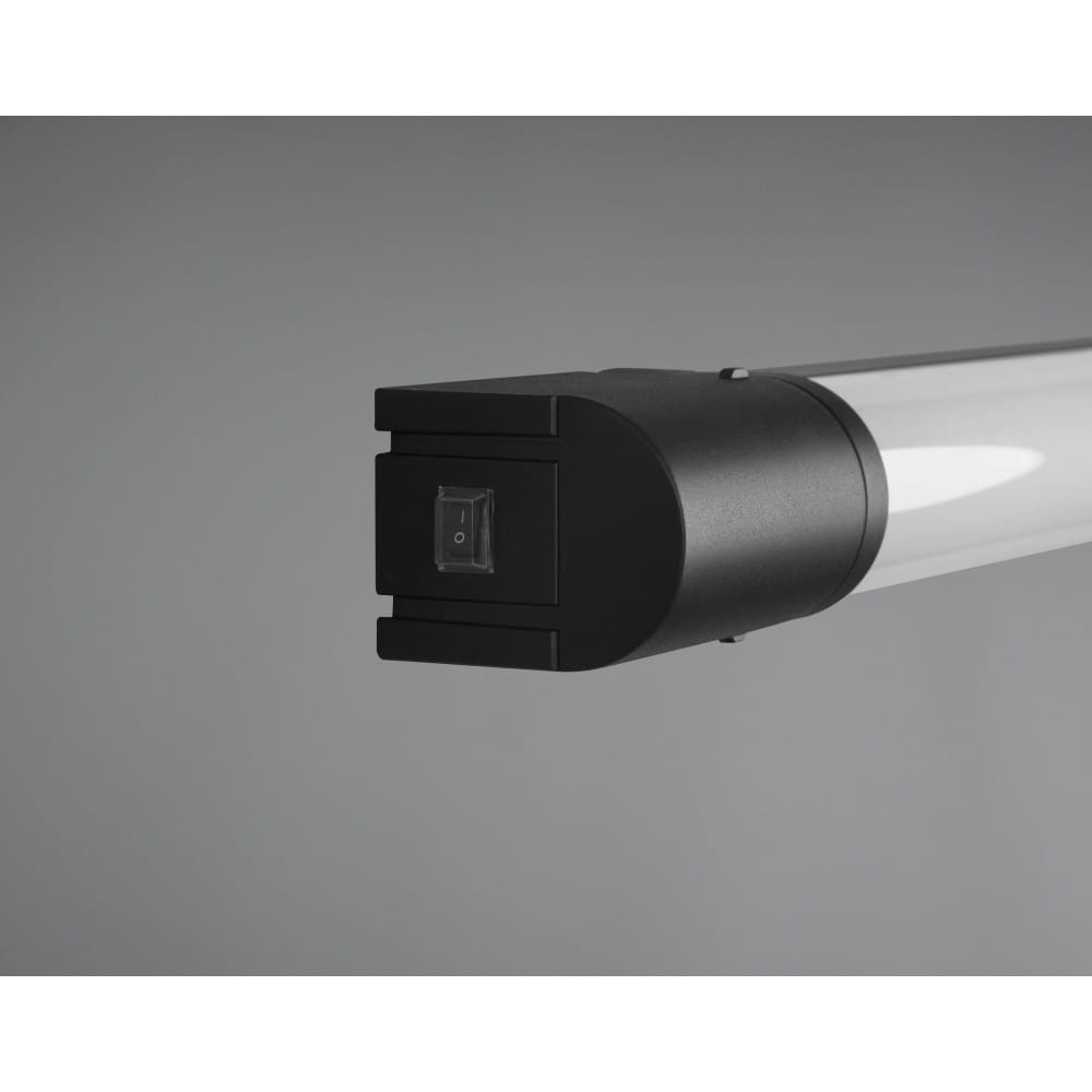 Kinkiet LED Piera w kolorze czarnym, z gniazdkiem wtykowym, o wymiarach L79 cm i mocy 16W. Widoczny przycisk włącznika na obudowie. Produkt o stopniu ochrony IP44, idealny do użytku w wilgotnych pomieszczeniach.
