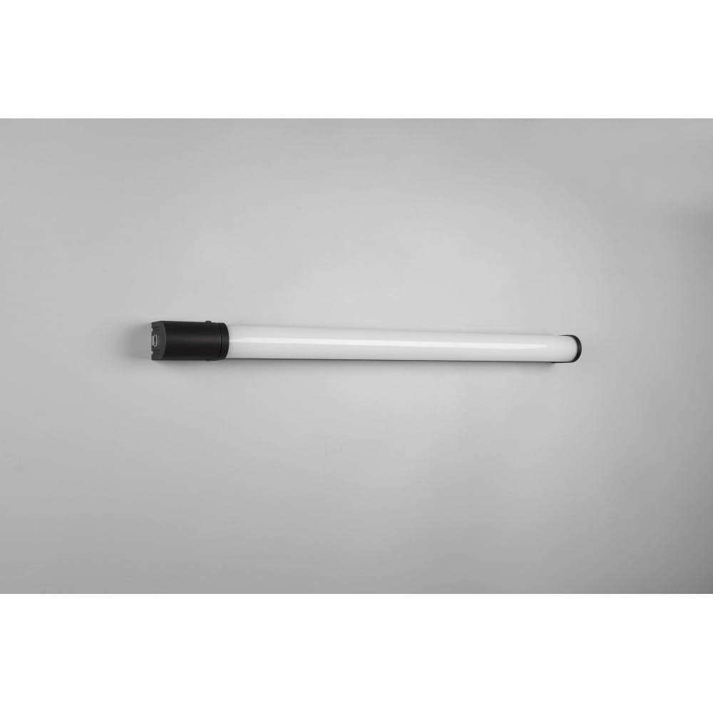 Kinkiet LED Piera w kolorze czarnym, z gniazdkiem wtykowym, IP44, długość 79 cm, moc 16W. Prosty, cylindryczny kształt z białą, matową osłoną. Zamontowany na jasnej ścianie w pozycji poziomej.