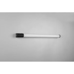 Kinkiet LED Piera w kolorze czarnym, z gniazdkiem wtykowym, IP44, długość 79 cm, moc 16W. Prosty, cylindryczny kształt z białą, matową osłoną. Zamontowany na jasnej ścianie w pozycji poziomej.
