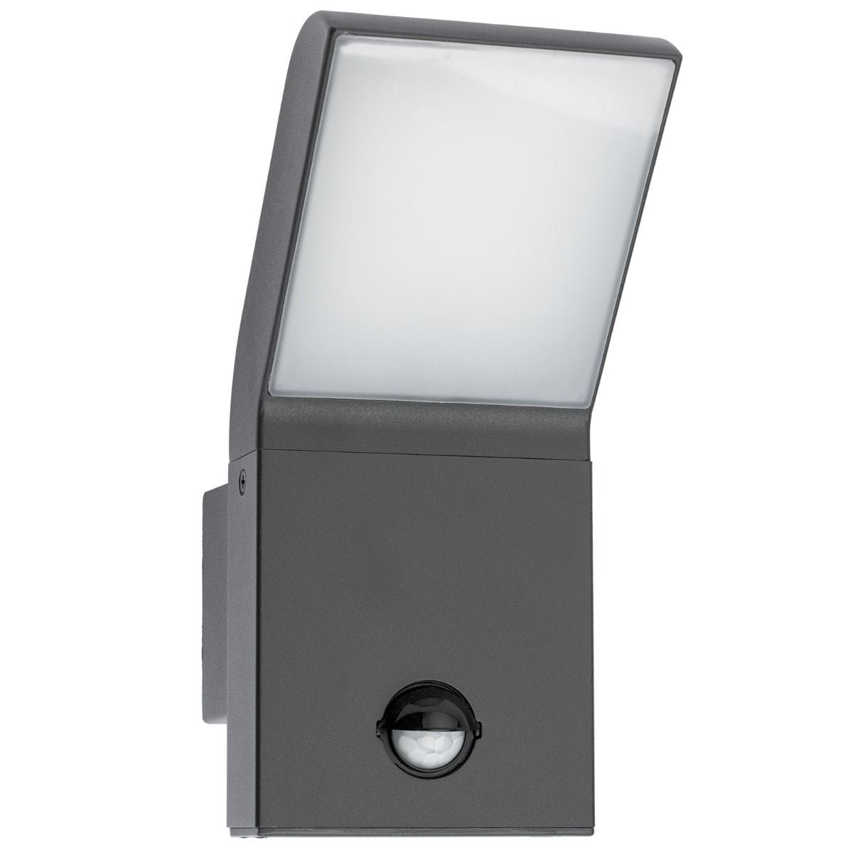 Kinkiet elewacyjny Clark LED w kolorze grafitowym, z prostokątną, matową kloszem i wbudowanym czujnikiem ruchu. Ujęcie frontalne, produkt zamontowany na ścianie. Idealny do oświetlenia zewnętrznego budynków.