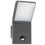 Kinkiet elewacyjny Clark LED w kolorze grafitowym, z prostokątną, matową kloszem i wbudowanym czujnikiem ruchu. Ujęcie frontalne, produkt zamontowany na ścianie. Idealny do oświetlenia zewnętrznego budynków.