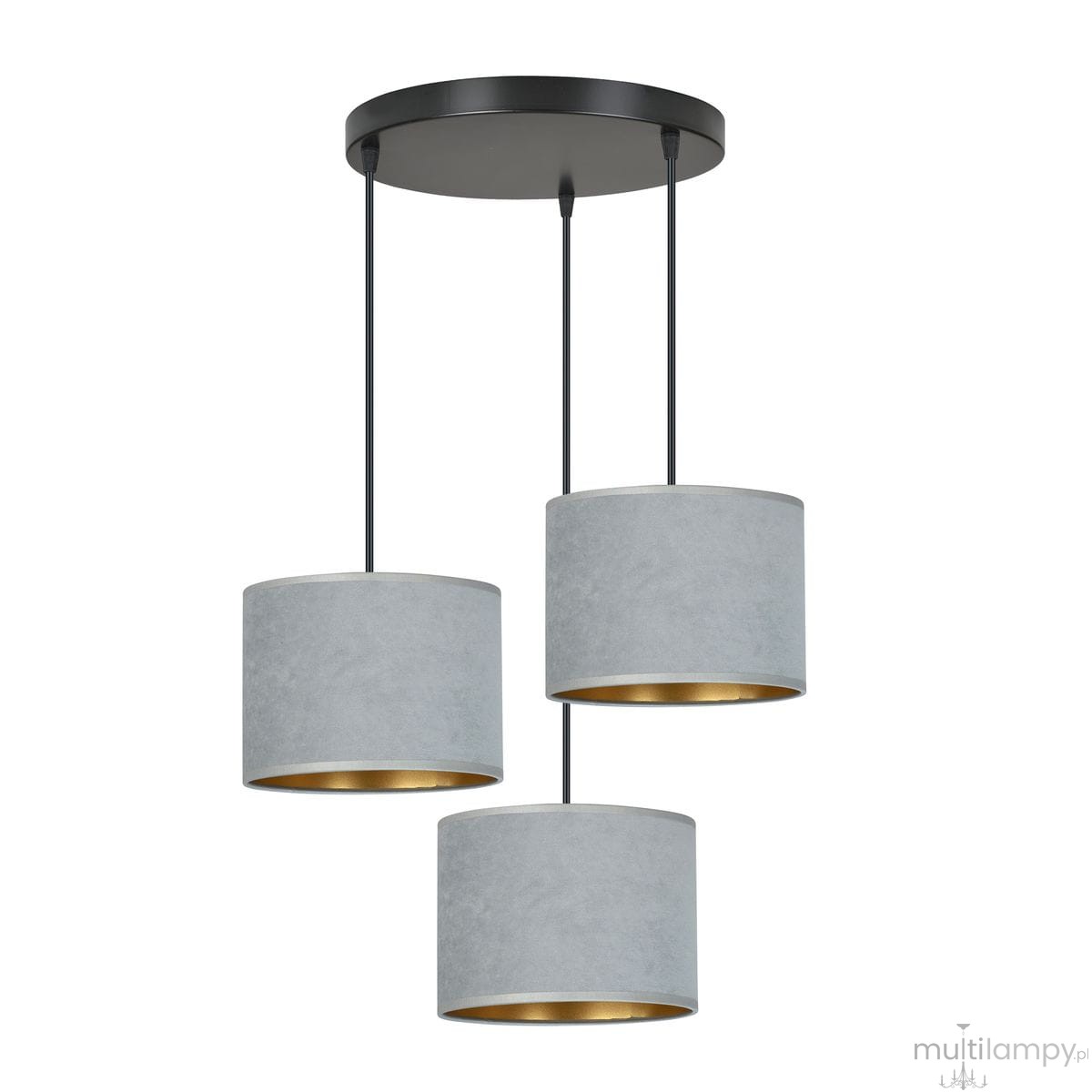 Lampa wisząca Hilde 3-punktowa w kolorze szarym z matowymi abażurami i złotymi wykończeniami wewnętrznymi. Produkt zawieszony na czarnych linkach z okrągłym, czarnym stropem. Ujęcie frontalne, ukazujące wszystkie trzy klosze.