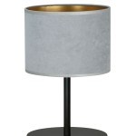 Lampa stołowa Hilde 1-punktowa z szarym abażurem z weluru i złotym wnętrzem, na czarnej metalowej nodze. Ujęcie frontalne, stojąca, na okrągłej podstawie.