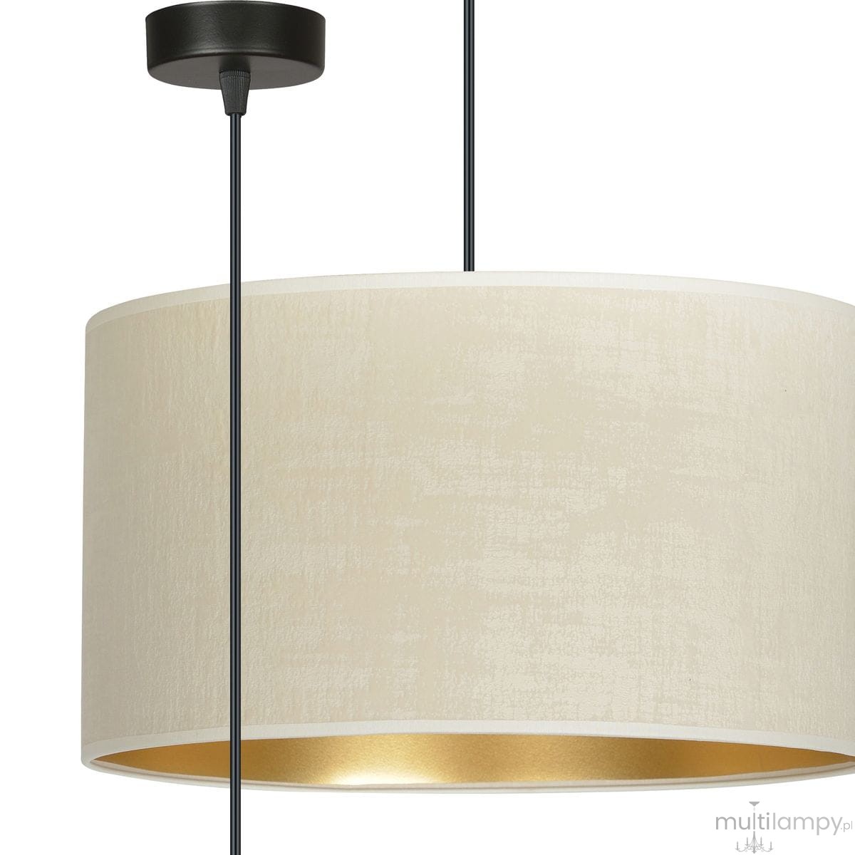 Lampa wisząca Hilde w kolorze białym z okrągłym abażurem, zawieszona na cienkim czarnym przewodzie. Abażur ma matową powierzchnię z wewnętrzną złotą powłoką, co nadaje elegancki wygląd. Widoczny także czarny uchwyt sufitowy.