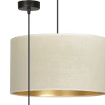 Lampa wisząca Hilde w kolorze białym z okrągłym abażurem, zawieszona na cienkim czarnym przewodzie. Abażur ma matową powierzchnię z wewnętrzną złotą powłoką, co nadaje elegancki wygląd. Widoczny także czarny uchwyt sufitowy.