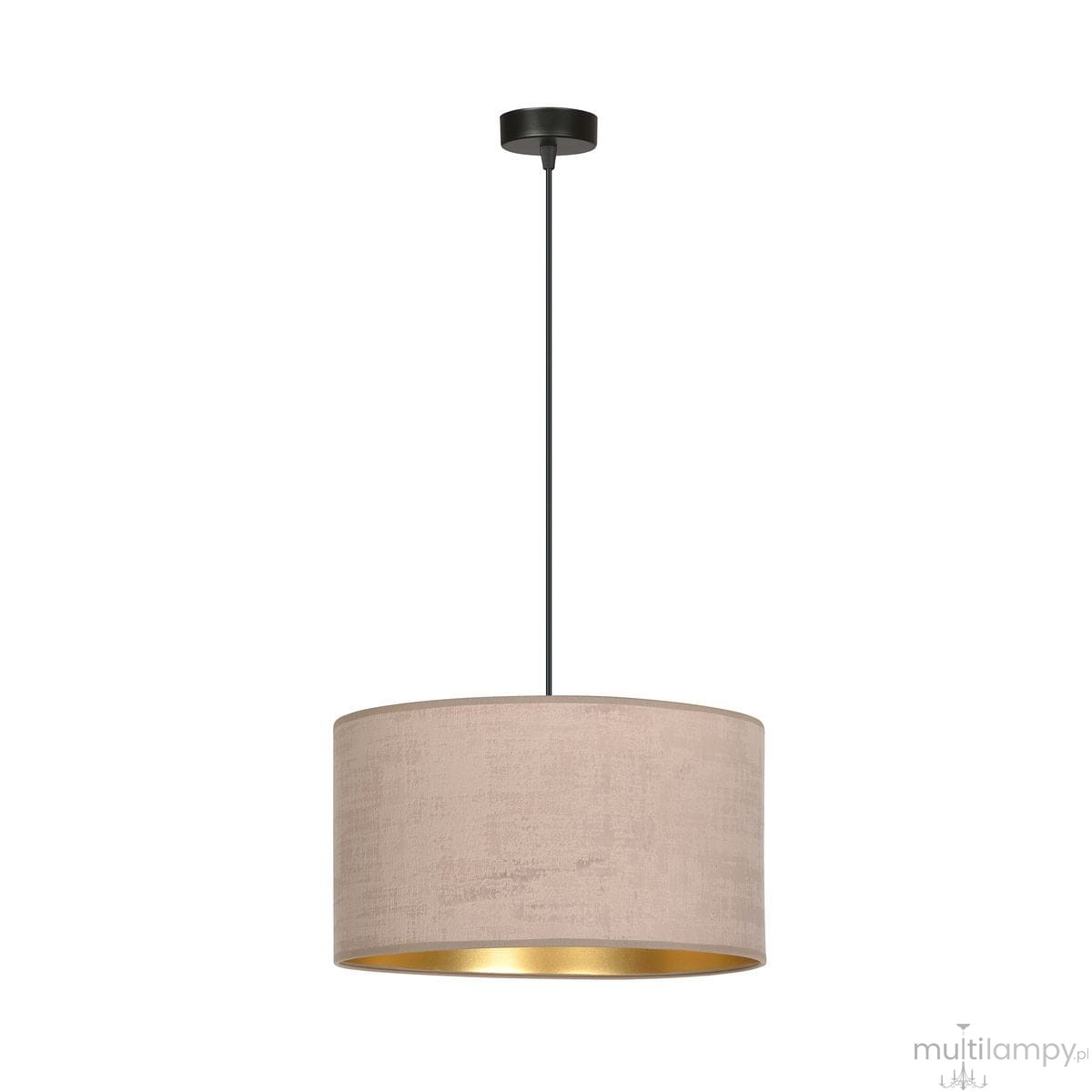 Lampa wisząca Hilde w kolorze różowym, o okrągłym abażurze z tekstylnego materiału, z metalowym wykończeniem w kolorze złotym od wewnątrz. Zawieszona na cienkim, czarnym przewodzie. Produkt widoczny w pozycji wiszącej, na prostym tle.
