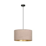 Lampa wisząca Hilde w kolorze różowym, o okrągłym abażurze z tekstylnego materiału, z metalowym wykończeniem w kolorze złotym od wewnątrz. Zawieszona na cienkim, czarnym przewodzie. Produkt widoczny w pozycji wiszącej, na prostym tle.