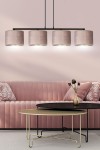 Lampa wisząca Hilde 4-punktowa w kolorze różowym, z czterema okrągłymi kloszami z tkaniny, zamocowana na czarnym stelażu. Ujęcie frontalne, lampa zawieszona nad czarnym stolikiem, w tle różowa kanapa z ozdobnymi poduszkami.