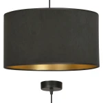 Czarna lampa wisząca Hilde 1-punktowa z okrągłym kloszem, wewnątrz w kolorze złotym. Klosz ma matową teksturę, zawieszony na cienkim, czarnym przewodzie. Element mocujący w kolorze czarnym. Idealna do nowoczesnych wnętrz.