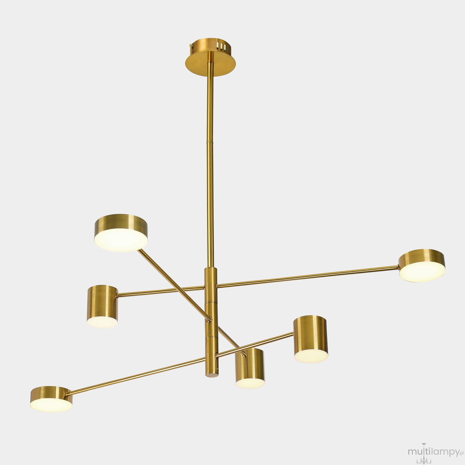 Złota lampa wisząca Remdal z sześcioma okrągłymi kloszami LED, zamontowana na cienkim metalowym stelażu. Kluczowe cechy to minimalistyczny design i geometryczny układ ramion. Lampa zawieszona pod kątem, na jednolitym tle.