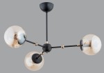 Lampa wisząca Itoris 3-punktowa z trzema szklanymi kloszami w odcieniu złotym i czarnym, zamontowana na czarnej metalowej konstrukcji. Klosze mają okrągły kształt, a lampa jest zawieszona centralnie, na szarym tle.