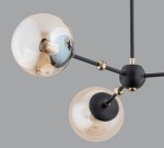 Lampa wisząca Itoris 3-punktowa z trzema szklanymi kulami w odcieniach brązowego i złotego. Elementy metalowe w kolorze czarnym, połączone smukłymi ramionami. Ujęcie z góry, ukazujące detale konstrukcji. Tło w szarym kolorze.