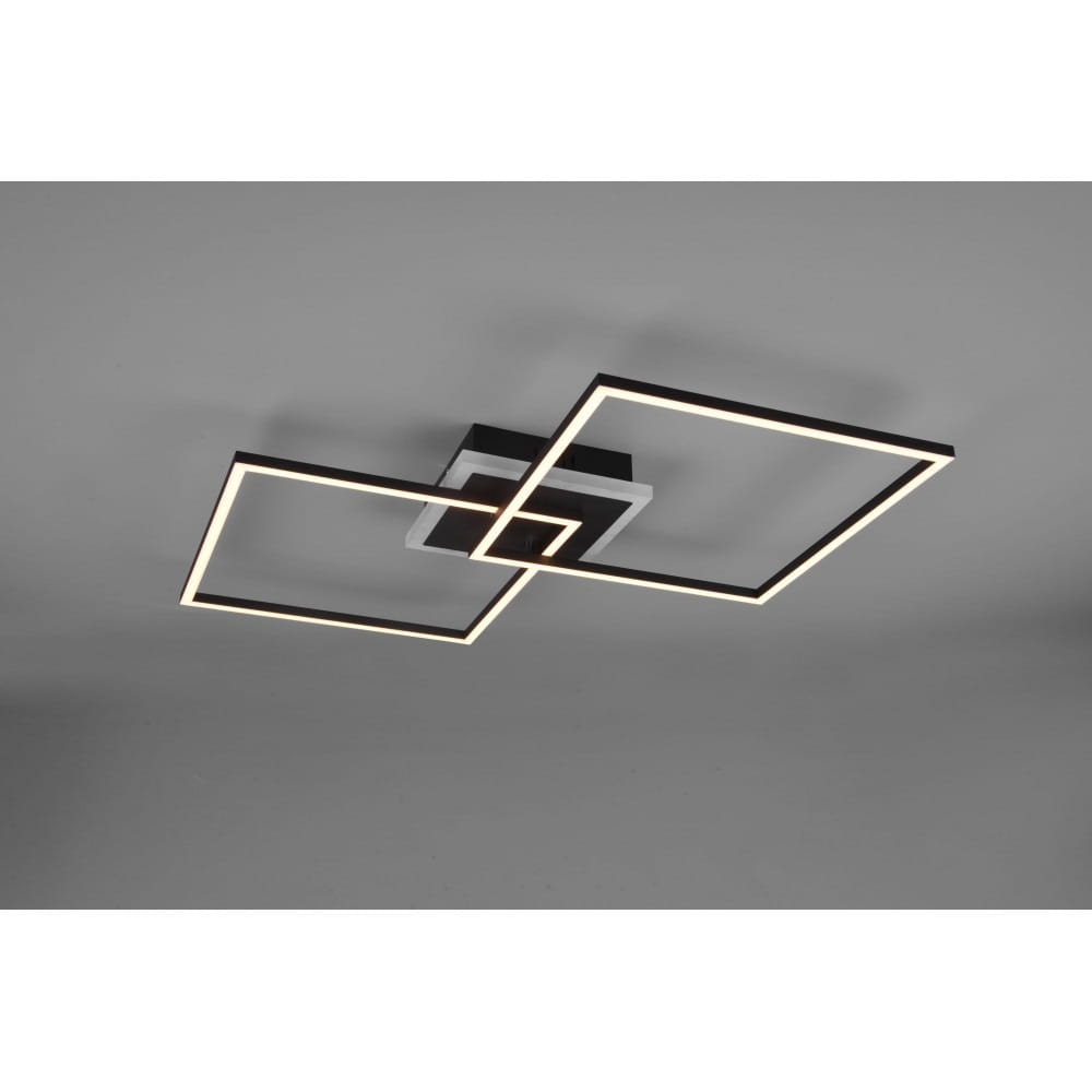 Czarna lampa sufitowa Arribo LED RGBW z trzema punktami świetlnymi, z pilotem. Posiada dwa kwadratowe ramiona z białym podświetleniem, zamontowana na prostokątnej podstawie. Widok z dołu, na jednolitym tle.