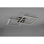 Czarna lampa sufitowa Arribo LED RGBW z trzema punktami świetlnymi, z pilotem. Posiada dwa kwadratowe ramiona z białym podświetleniem, zamontowana na prostokątnej podstawie. Widok z dołu, na jednolitym tle.