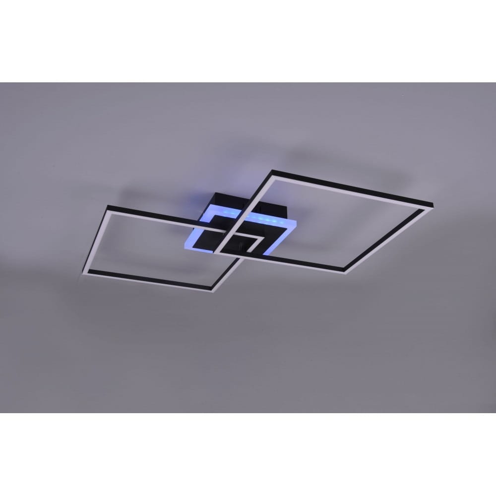 Czarna lampa sufitowa Arribo LED RGBW z trzema kwadratowymi ramami. Ujęcie z dołu, z widocznym niebieskim podświetleniem oraz pilotem do zdalnego sterowania. Prosty, nowoczesny design, idealna do aranżacji wnętrz.