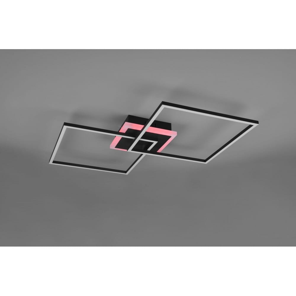 Czarna lampa sufitowa Arribo LED RGBW z trzema kwadratowymi ramkami, z centralnym elementem w kolorze różowym. Montowana sufitowo, z pilotem do zdalnego sterowania. Ujęcie z dołu, ukazujące nowoczesny design.