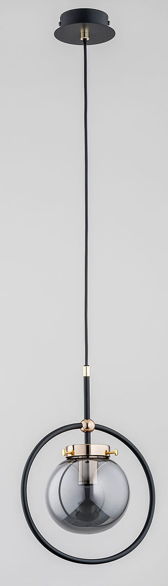 Czarna i złota lampa wisząca Akira z jedną punktową oprawą. Szklana kula w odcieniu ciemnego szarego, zawieszona w metalowym, okrągłym ramieniu. Kabel w kolorze czarnym, zamocowana na okrągłym, czarnym suficie.