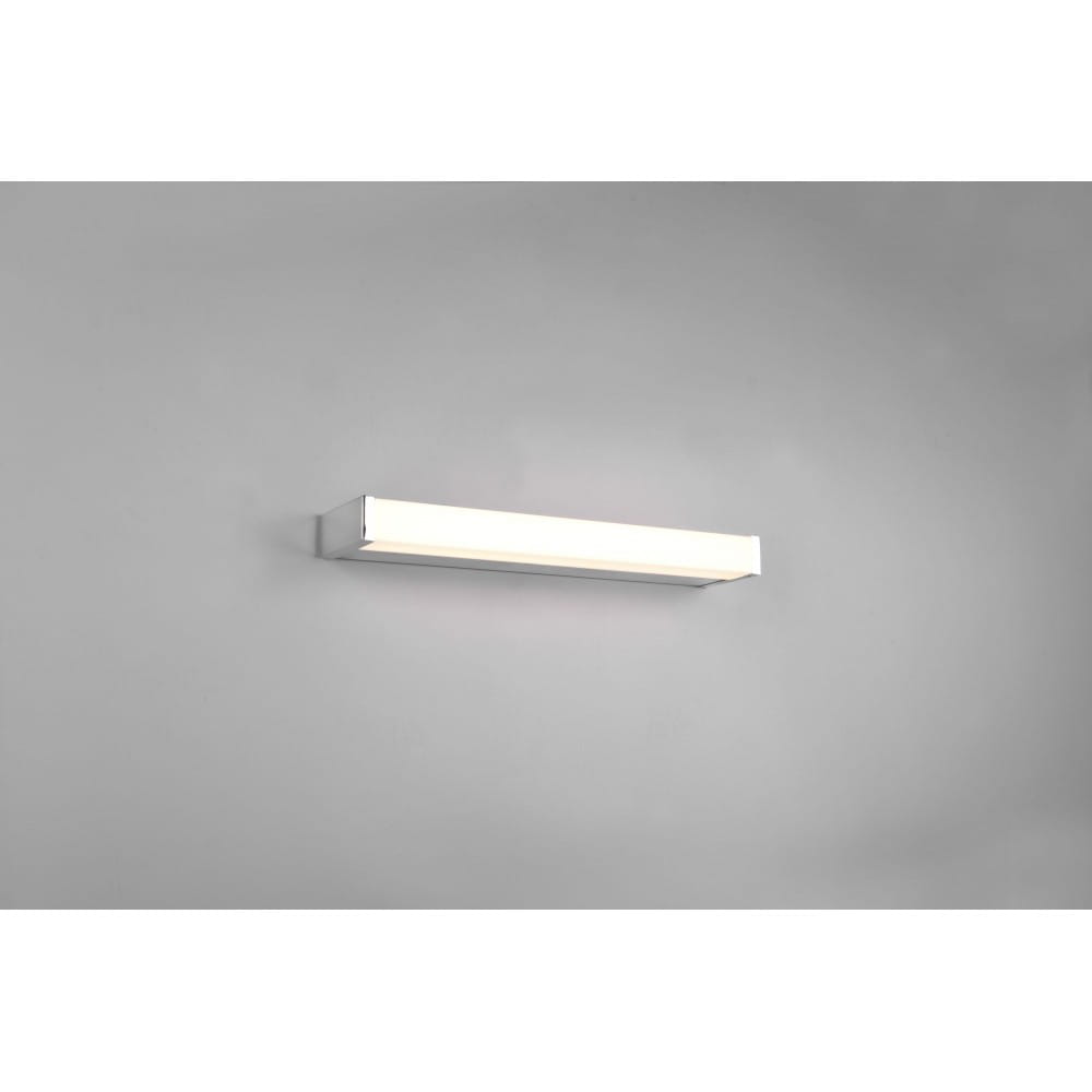 Kinkiet LED Fabio w kolorze chromu, o wymiarach 42 cm i mocy 6 W, zamontowany na szarej ścianie. Prosty, prostokątny kształt z białym kloszem, idealny do oświetlenia wnętrz. Odporny na wilgoć (IP44).