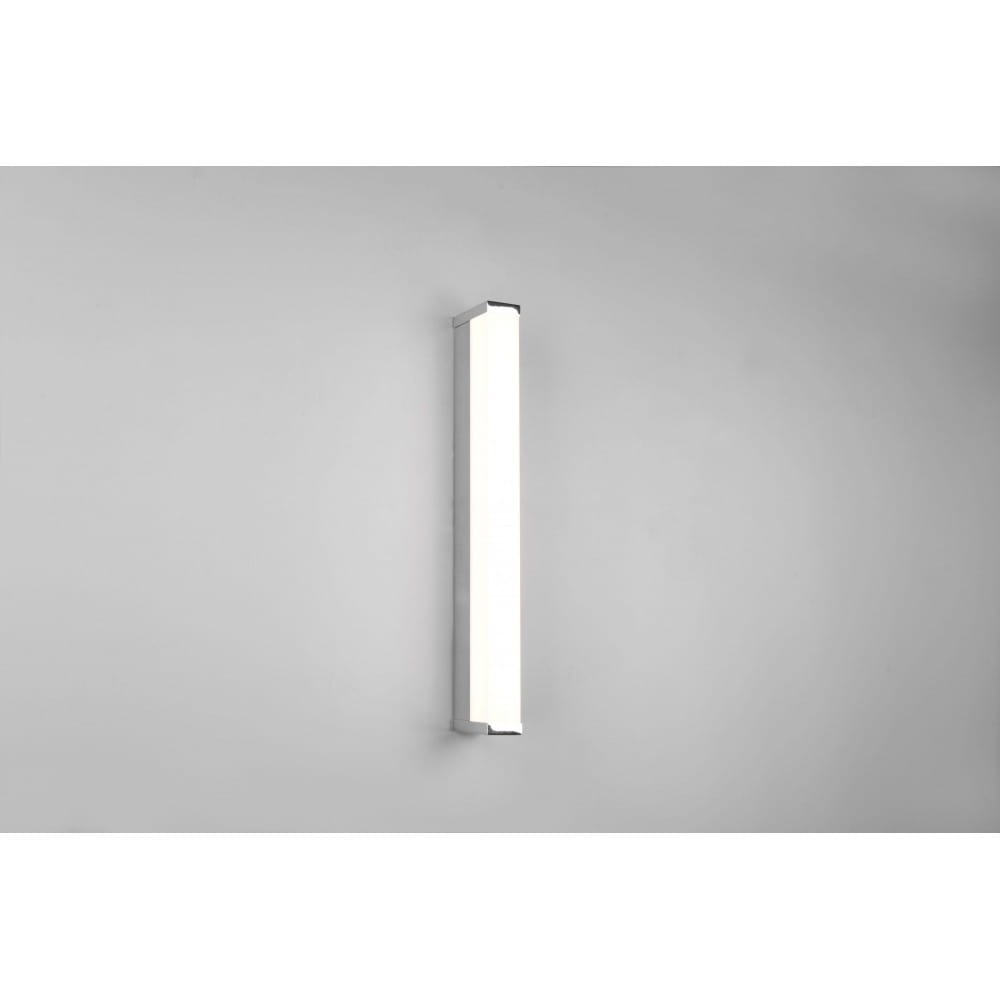 Fabio LED kinkiet w kolorze chromu, o wymiarach 42 cm i mocy 6W, z prostokątnym, matowym kloszem. Zainstalowany na ścianie, emituje białe światło, idealny do łazienki. Klasa ochrony IP44 zapewnia odporność na wilgoć.
