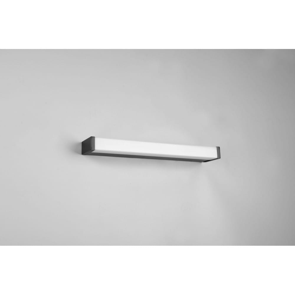Fabio LED kinkiet w kolorze czarnym, o wymiarach 42 cm i mocy 6W. Posiada prostokątny, matowy klosz oraz metalową obudowę. Montowany na ścianie, idealny do oświetlenia wnętrz, odporny na wilgoć (IP44).