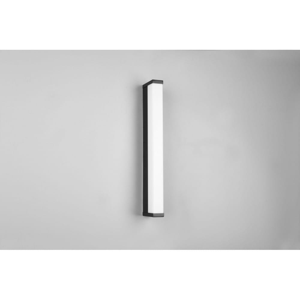 Fabio LED kinkiet IP44 w kolorze czarnym, prostokątny, z białym, matowym kloszem. Zainstalowany na ścianie, o wymiarach L42 cm, moc 6W. Idealny do użytku wewnętrznego i zewnętrznego, odporny na wilgoć.