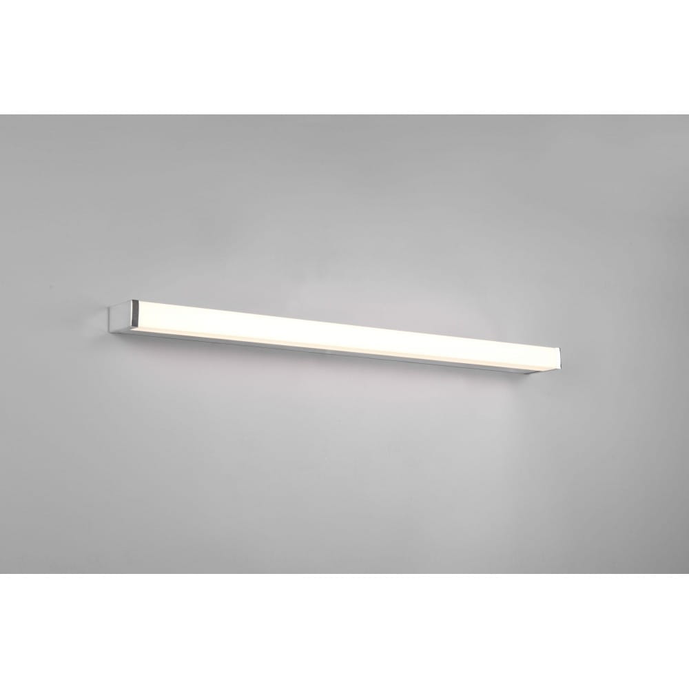 Chromowany kinkiet LED Fabio o długości 80 cm i mocy 12W, z białym, prostokątnym kloszem, zamontowany na ścianie. Produkt o klasie ochrony IP44, idealny do łazienek. Zbliżenie na nowoczesny design i minimalistyczną formę.