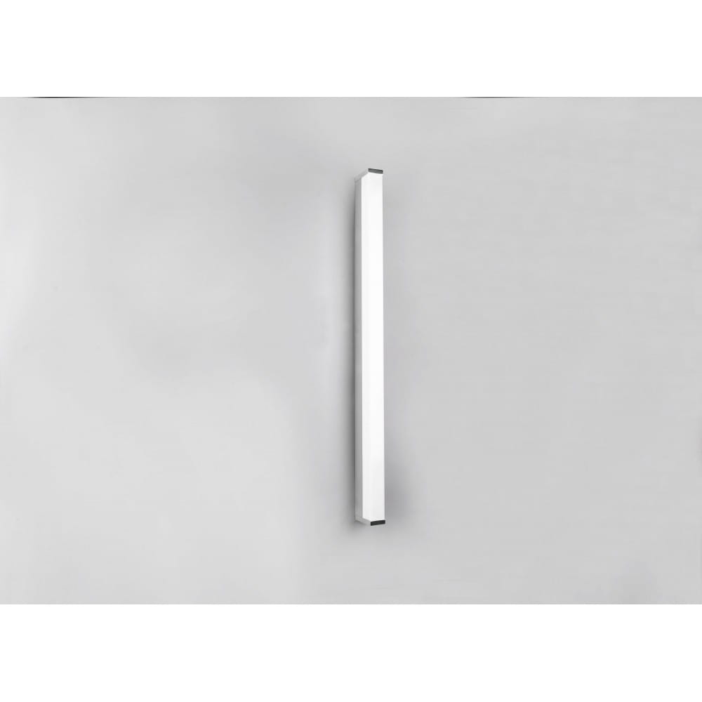 Kinkiet Fabio LED o wymiarach 80 cm, kolorze chromowanym, z klasą szczelności IP44. Produkt ma prostokątny kształt, zamontowany na ścianie, z widocznym, równym źródłem światła. Tło jest jasne, co podkreśla jego nowoczesny design.