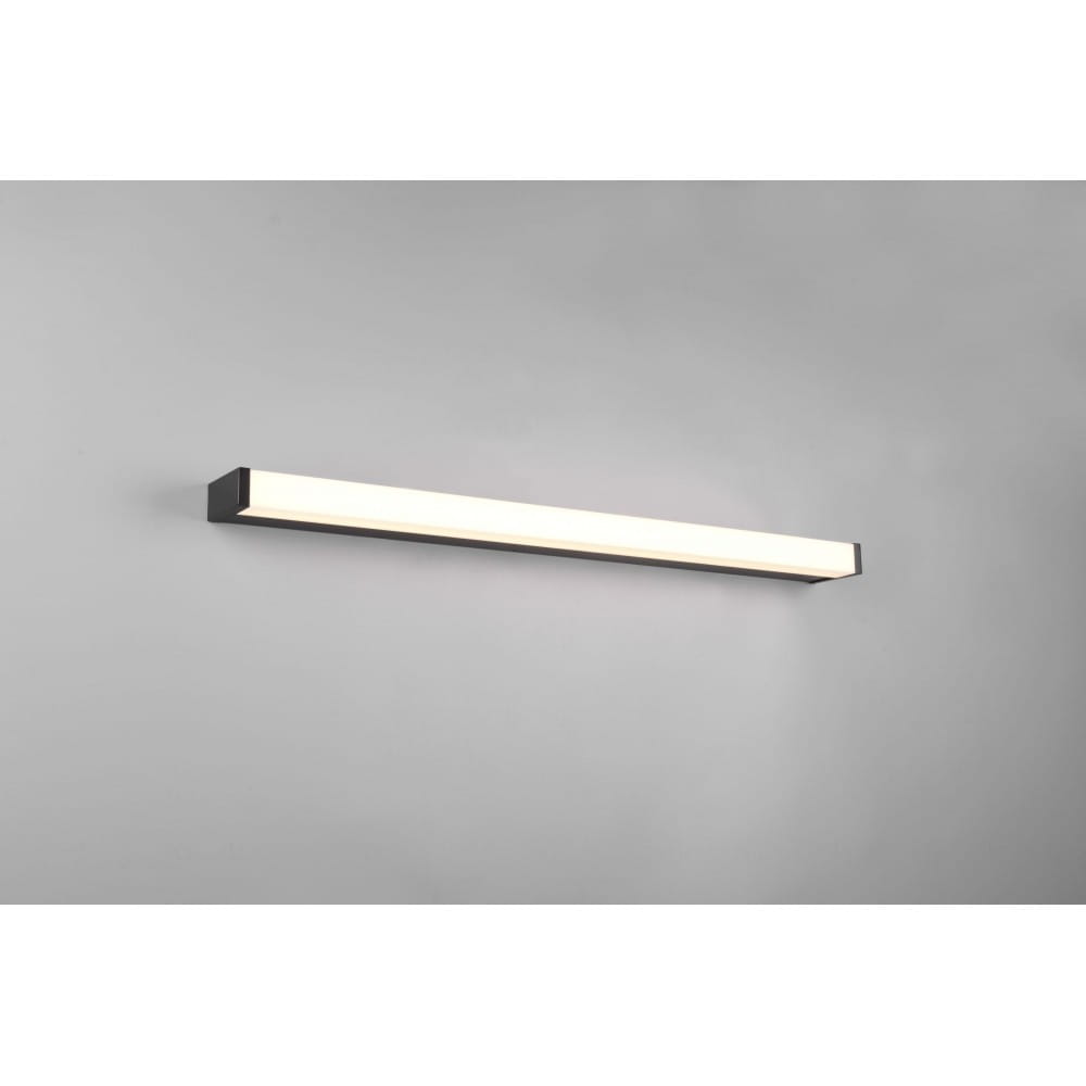 Fabio LED kinkiet w kolorze czarnym, o długości 80 cm i mocy 12W. Prosty, prostokątny kształt z białym kloszem, zamontowany na ścianie, idealny do wnętrz. Odporny na wilgoć (IP44). Tło szare, minimalistyczne.