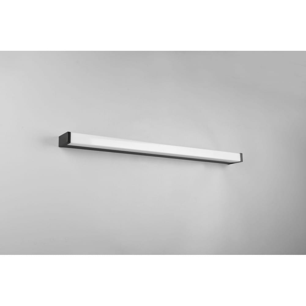 Fabio LED kinkiet w kolorze czarnym, o długości 80 cm i mocy 12W. Prosta, prostokątna forma z białym kloszem, montowany na ścianie. Odporny na wilgoć (IP44), idealny do łazienek lub innych wilgotnych pomieszczeń.