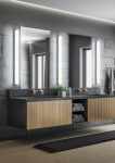 Kinkiet Fabio LED IP44 w kolorze chromu, o długości 120 cm i mocy 20W, zamontowany obok lustra w nowoczesnej łazience. Oświetlenie ma prostą, pionową formę, idealne do aranżacji wnętrz.
