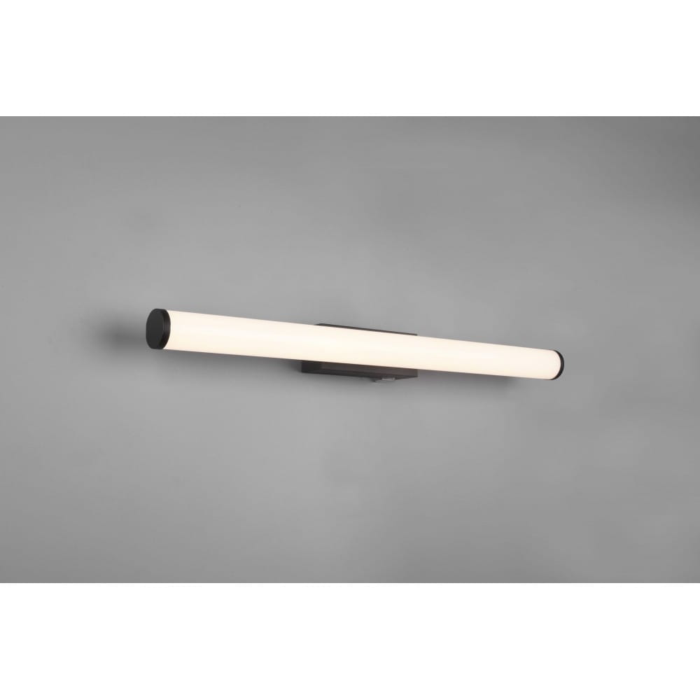 Kinkiet LED Mattimo w kolorze czarnym, o wymiarach 60 cm i mocy 6,5W. Zainstalowany na ścianie, ma prosty, cylindryczny kształt z mlecznym kloszem. Produkt odporny na wodę, idealny do łazienek i innych wilgotnych pomieszczeń.