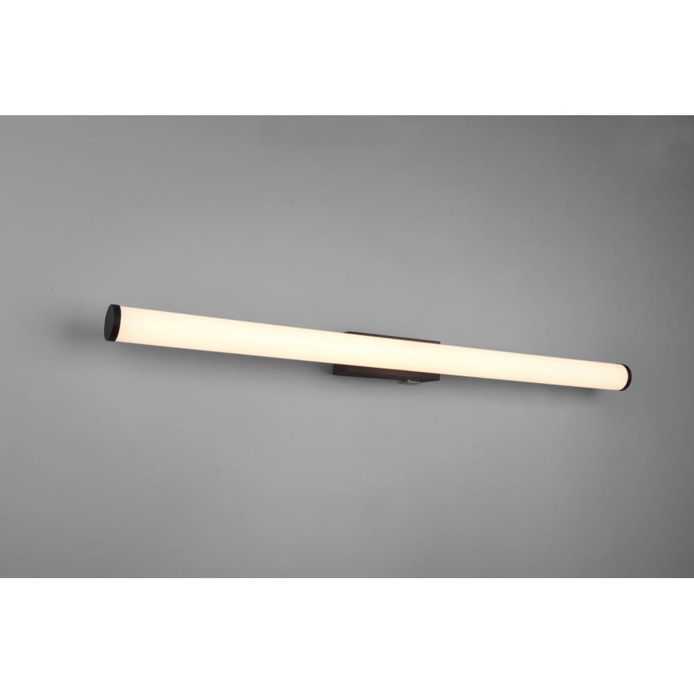 Kinkiet LED Mattimo w kolorze czarnym, o długości 80 cm i mocy 8,6W, zamontowany na ścianie. Ma prosty, cylindryczny kształt z matowym, białym kloszem i czarnymi końcówkami. Idealny do łazienek, z klasą ochrony IP44.
