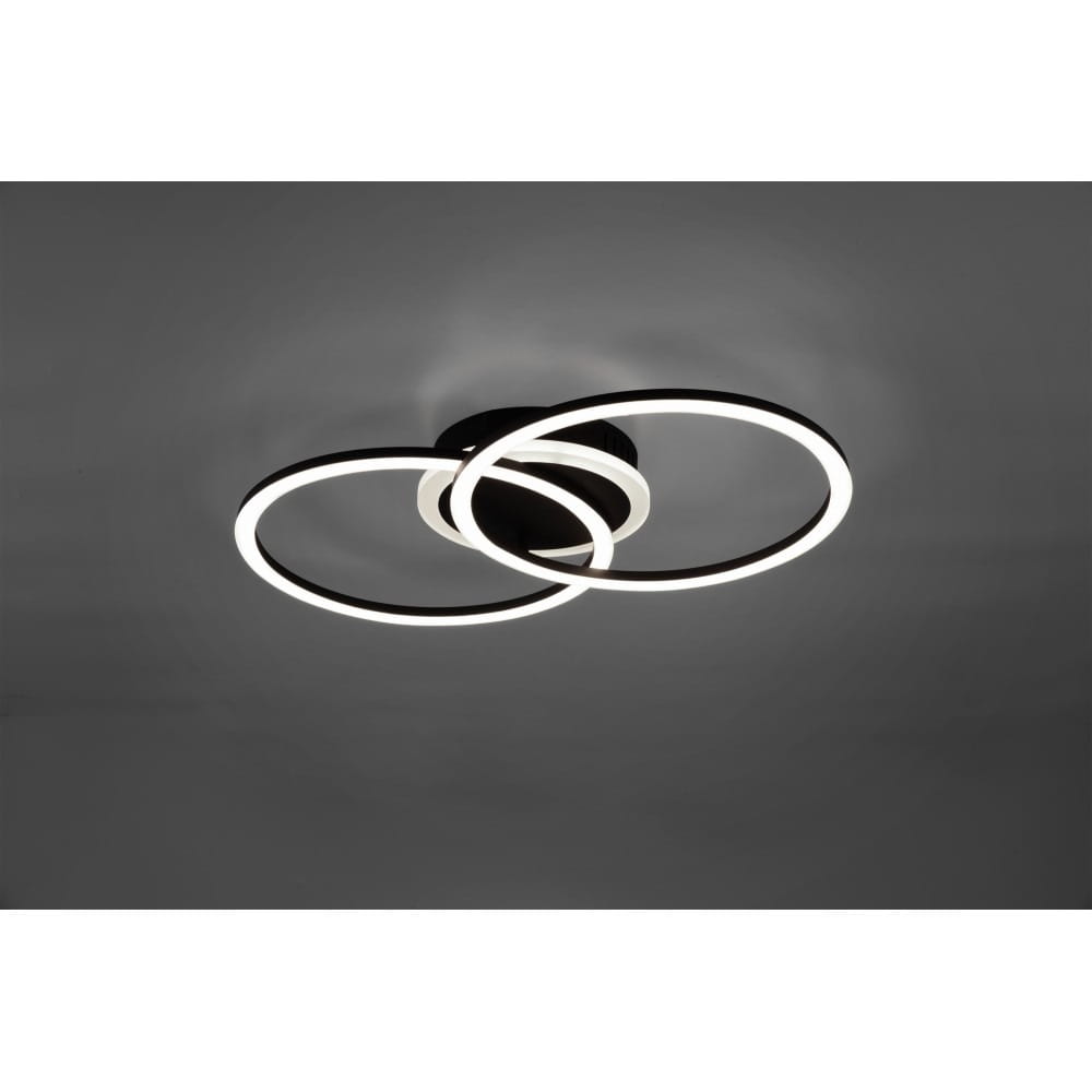 Czarna lampa sufitowa Venida LED z trzema okrągłymi oprawami, z białymi pierścieniami świetlnymi. Ujęcie z góry, produkt zamontowany na stropie, minimalistyczny design, idealny do nowoczesnych wnętrz.