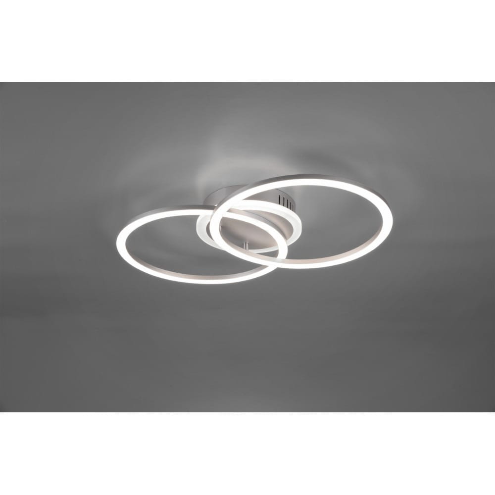 Trzy-punktowa sufitowa lampa LED Venida w kolorze tytanowym, z dwoma okrągłymi, podświetlanymi pierścieniami w białej barwie. Lampa zamontowana na suficie, z minimalistycznym designem, idealna do nowoczesnych wnętrz.