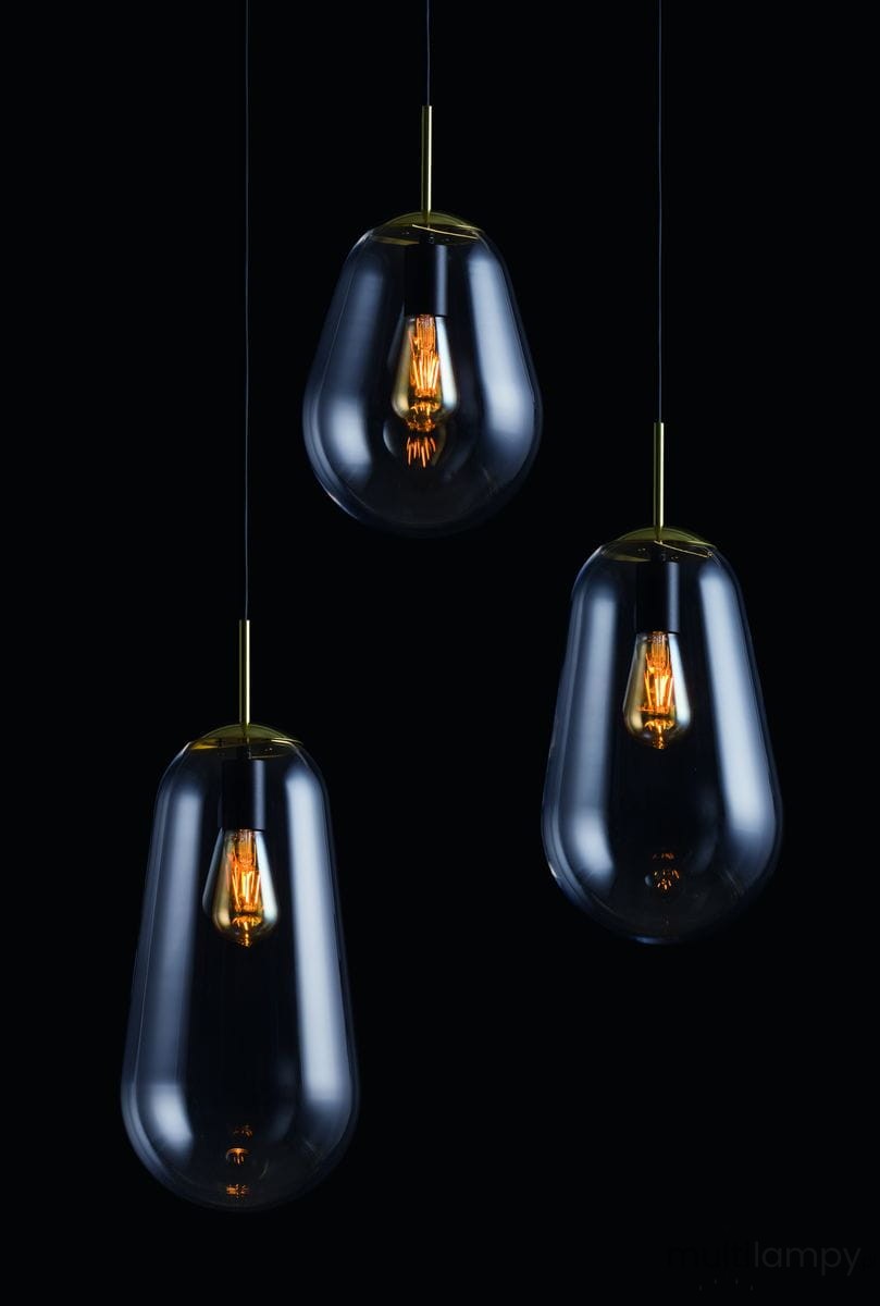 Lampa wisząca Pear w konfiguracji 3-punktowej z trzema szklanymi kloszami w kształcie kropli, w kolorze przezroczystym, z widocznymi żarówkami. Metalowe elementy w kolorze złotym. Produkt zawieszony na cienkich linkach, na jednolitym, ciemnym tle.