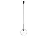 Czarna lampa wisząca Spehere D20 z przezroczystym kloszem w kształcie kuli. Produkt zawieszony na cienkim, czarnym kablu. Prosty, nowoczesny design, idealny do minimalistycznych wnętrz. Tło białe, co podkreśla formę lampy.