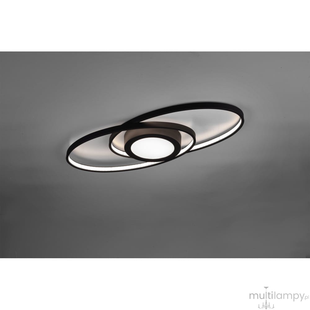 Trójpunktowa lampa sufitowa Galaxy w antracytowym kolorze. Składa się z dwóch okręgów zewnętrznych oraz centralnej, okrągłej oprawy. Posiada wbudowane źródło światła, które emituje jasne światło. Ujęcie z dołu, na jednolitym tle.