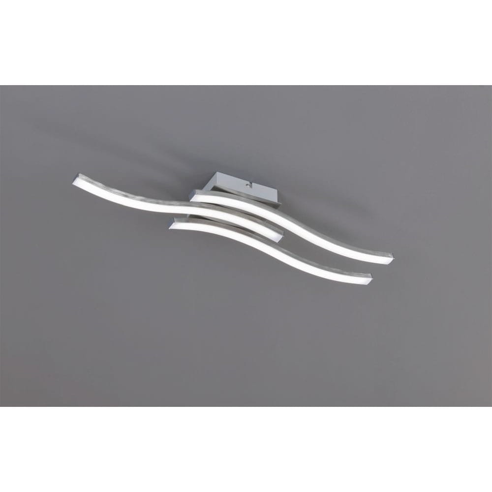 Lampa sufitowa Route LED w kolorze niklowym, z trzema falującymi ramionami. Ujęcie frontalne, montowana na suficie. Prosty design, idealna do nowoczesnych wnętrz.