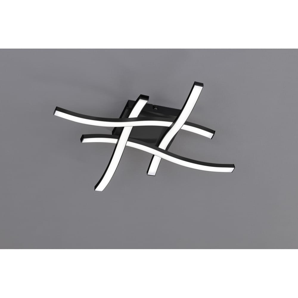 Czarna lampa sufitowa LED 4-punktowa Route, złożona z falistych, białych elementów świetlnych. Ujęcie z góry, ukazujące nowoczesny design i minimalistyczny styl. Montaż sufitowy, idealna do nowoczesnych wnętrz.