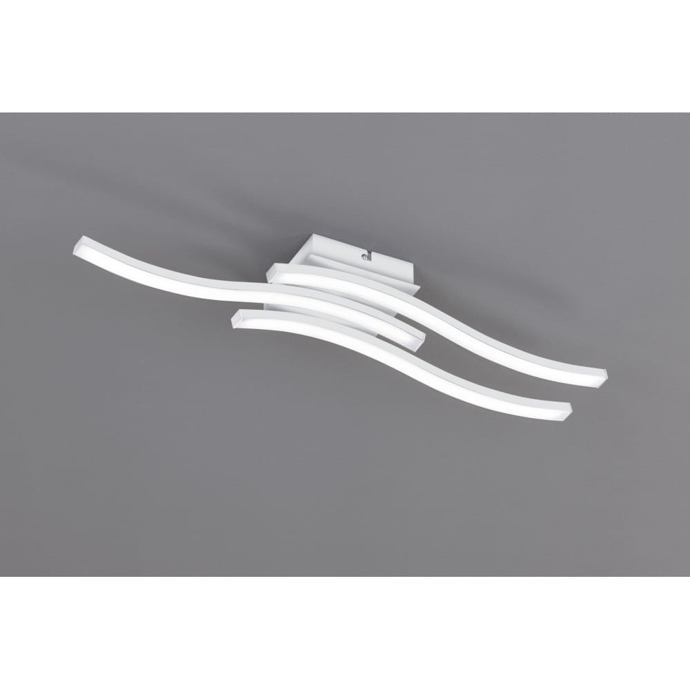 Lampa sufitowa Route LED 4000K w kolorze białym, z trzema falistymi ramionami. Ujęcie z góry, zamontowana na szarym tle. Nowoczesny design, idealna do oświetlenia wnętrz.