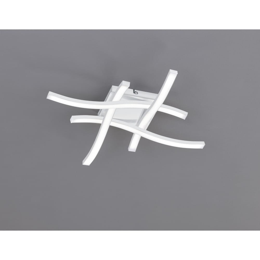 Lampa sufitowa Route LED 4000K, 4-punktowa, z białą, falistą obudową. Ujęcie z góry, zamontowana na szarym tle. Widoczne cztery zakrzywione elementy świetlne, łączące się w centralnej części. Prosty, nowoczesny design.